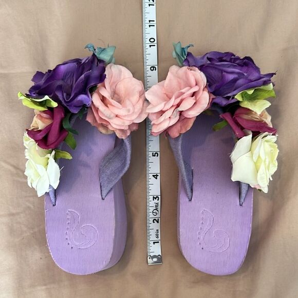 Make a statement with these adorable flower adorned wedge sz6 flip flops EUC - Picture 4 of 14